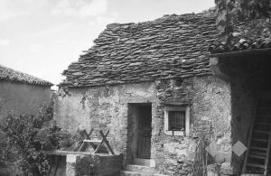 Stone roofing of buildings in Primorska - II